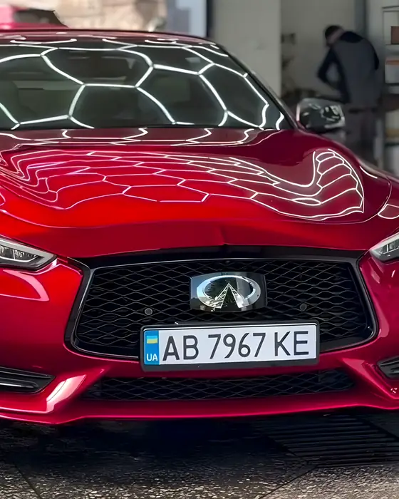 Infiniti Q60 після мийки, чистий капот з відблиском ламп