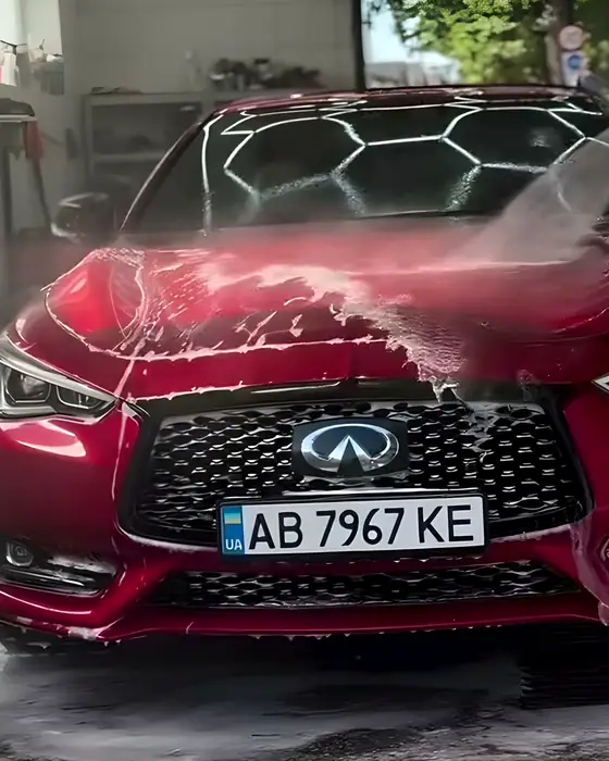 Infiniti Q60 у піні під час мийки