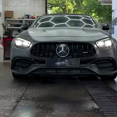 Mercedes-AMG E63 у боксі VIP мийки під шестикутними лампами